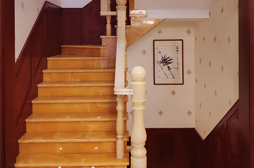 昆玉中式别墅室内汉白玉石楼梯的定制安装装饰效果